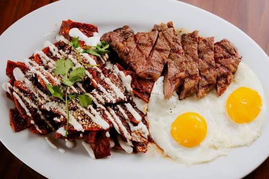 Chilaquiles con Asada y Huevos estrellados