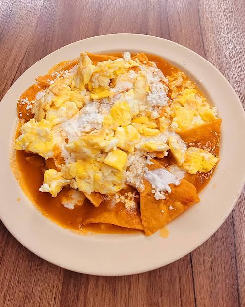 Chilaquiles Rojos con pollo