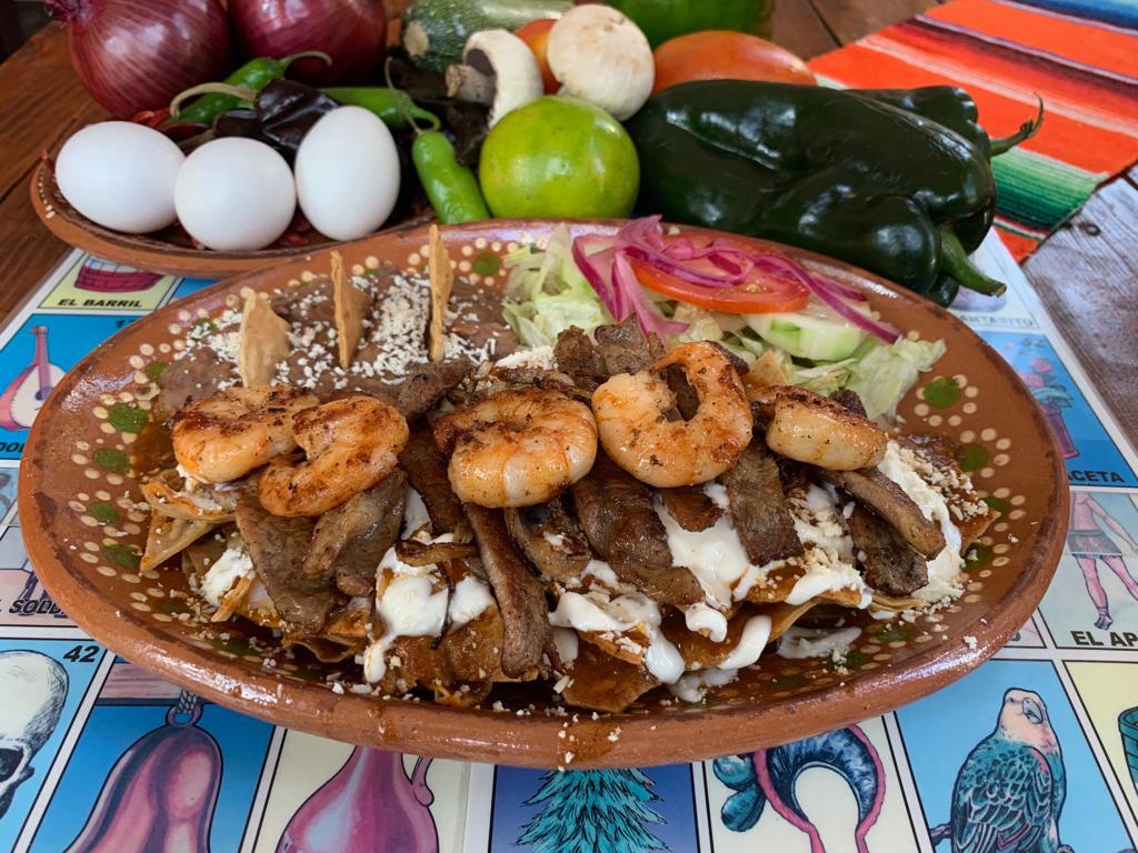 Chilaquiles con Camarones al Ajo