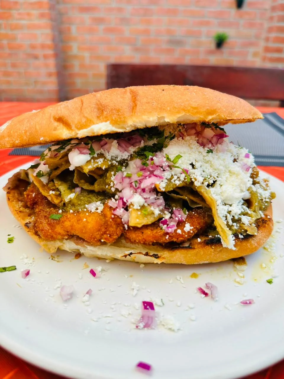 Torta de Chilaquiles con Milanesa de Pollo