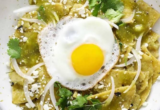 Chilaquiles Verdes con Huevo