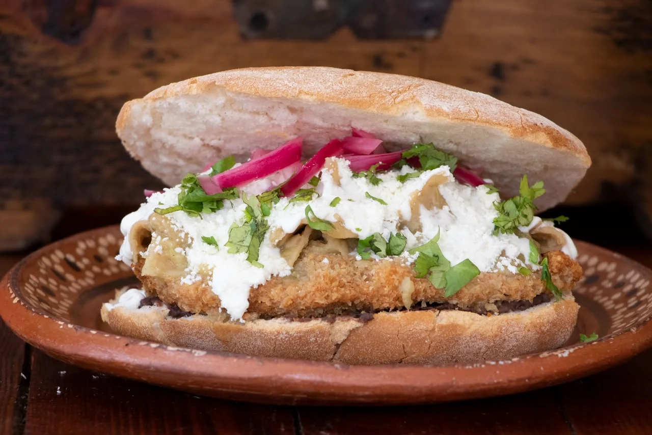 Torta de Chilaquiles con Milanesa de Pollo