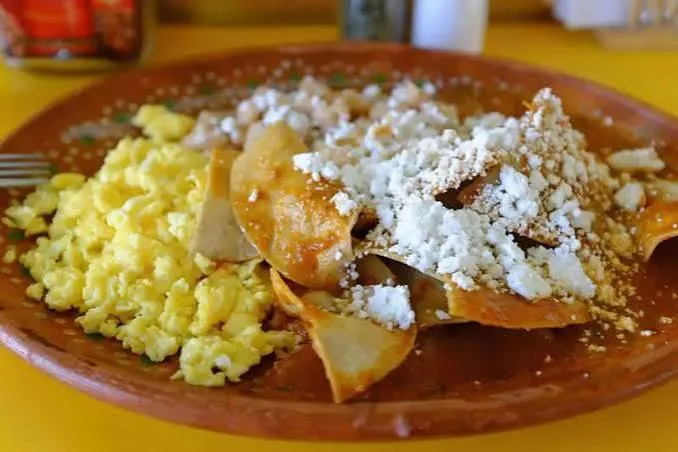 Chilaquiles con Huevo Revuelto