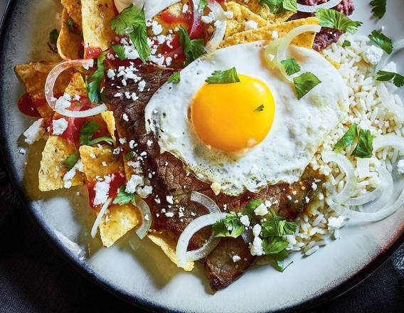 Chilaquiles con Asada y Huevos estrellados
