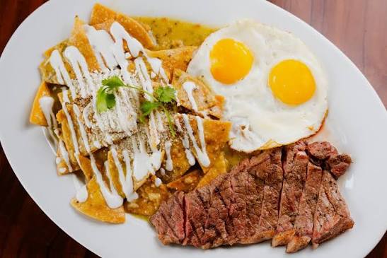 Chilaquiles con Asada y Huevos estrellados