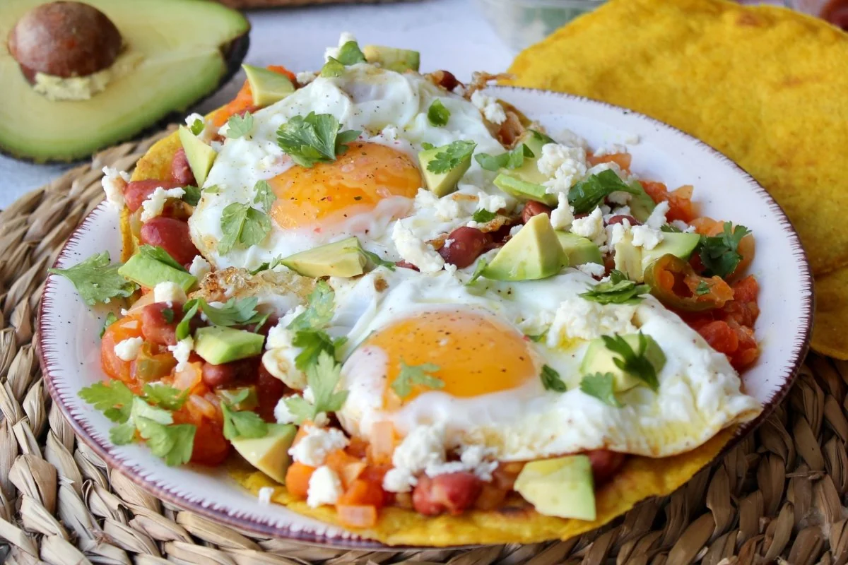 Chilaquiles Rojos con Huevo