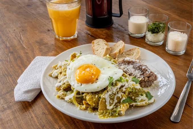 Chilaquiles con Asada y Huevos estrellados