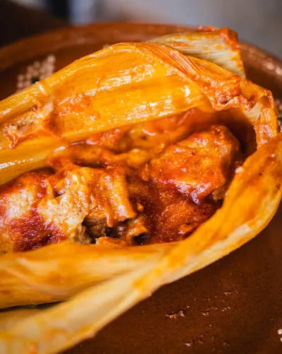 Tamal de Costilla en Salsa Roja